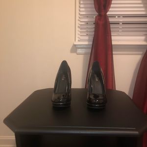Black pumps